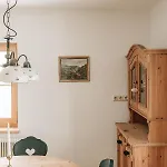 Dağ evi Charming With Sauna + Views!